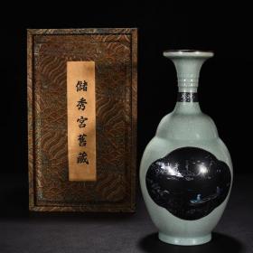 宋汝窑天青釉镶嵌贝壳炫纹盘口瓶
高28厘米       宽14厘米