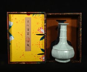 旧藏宋官窑八方瓶，高25×16厘米