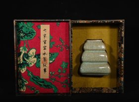 旧藏宋官窑冰裂纹尊，高16×14厘米