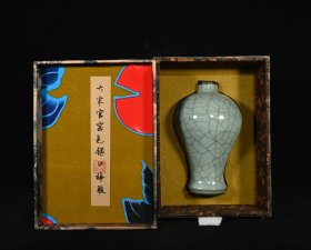 旧藏宋官窑乾隆御题纹包口梅瓶，高24.5×15厘米