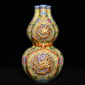 乾隆粉彩鎏金镂空浮雕龙纹三管葫芦瓶，高32.8cm直径18.5cm