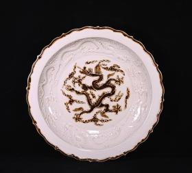 明永乐甜白釉釉里红雕刻龙纹赏盘，高5.5×33.5厘米