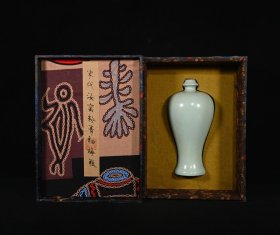 旧藏宋汝窑梅瓶，高23×11厘米
