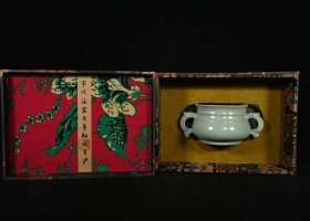 旧藏宋汝窑乾隆御题纹双耳炉，高9.5×21厘米