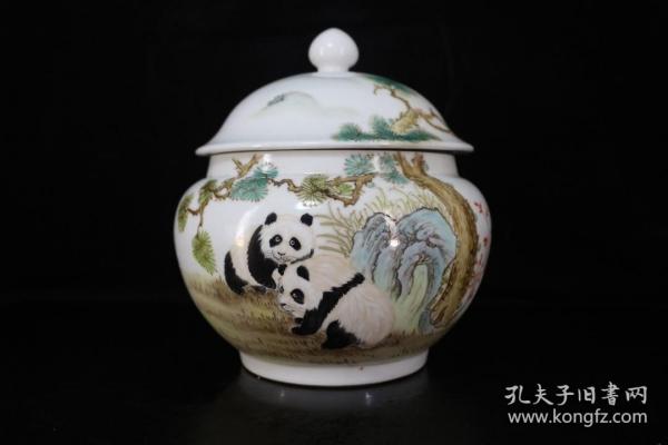 粉彩熊猫纹相濡以沫纹盖罐
高18厘米 直径16厘米