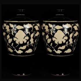 明永乐乌金釉雕刻缠枝花卉纹梅瓶 
高44cm               直径28cm