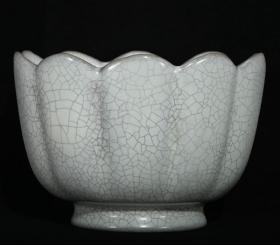 宋汝窑白釉官款莲花碗，高8.8×12.6厘米