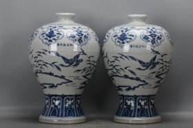 宣德青花花鸟梅瓶一对高44厘米，口径8厘米，肚径29厘米