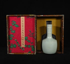 旧藏宋汝窑乾隆御题纹直颈瓶，高24×12.5厘米