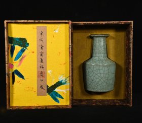 旧藏宋官窑直颈瓶，高22.5×13.5厘米