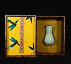 旧藏宋龙泉窑粉青釉瓜棱瓶，高17×10厘米