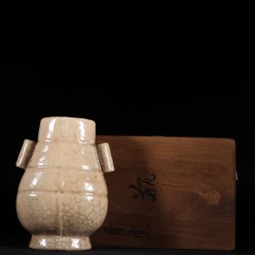 哥窑米黄釉弦纹贯耳瓶 
高19.5cm.宽15cm