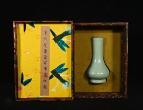旧藏宋龙泉窑穿带瓶，高21×11厘米