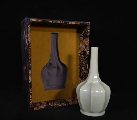 旧藏宋汝窑刻字乾隆御题纹瓜棱瓶，高23.5×11.5厘米