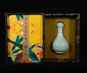 旧藏宋官窑乾隆御题纹包口蒜头瓶，高23×12厘米