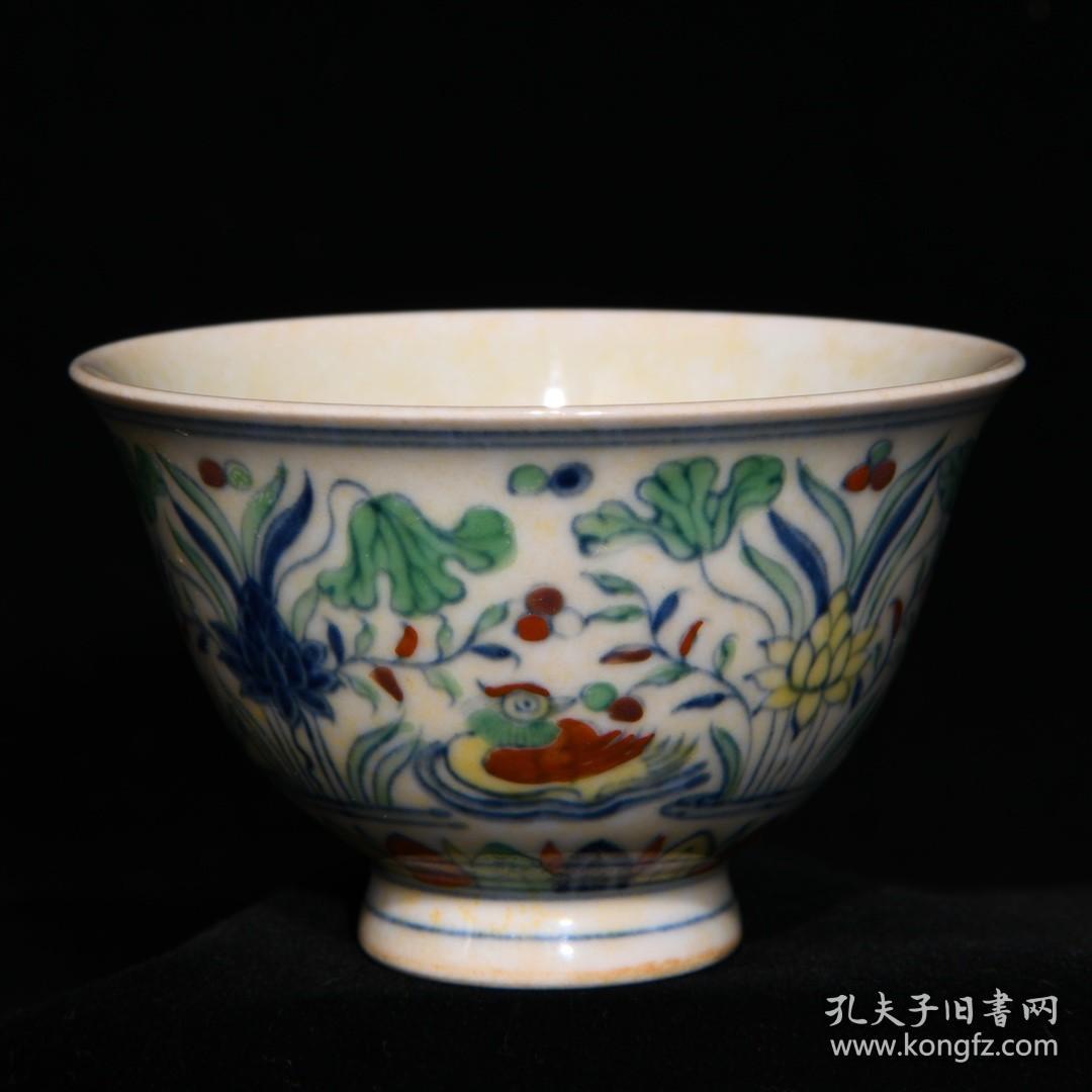 明成化斗彩鸳鸯戏莲纹杯，高5.2cm直径8.2cm