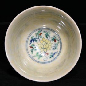 明成化斗彩鸳鸯戏莲纹杯，高5.2cm直径8.2cm