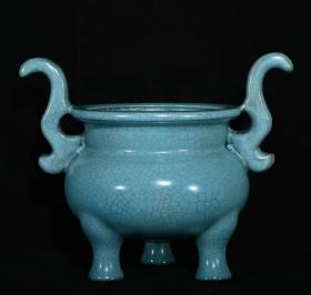 宋汝窑天蓝釉官款双耳炉，高13×16.7厘米