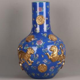 清乾隆珐琅彩鎏金浮雕犬纹天球瓶
高宽：49*31cm