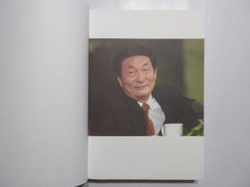 《朱镕基答记者问》，图文本，457页，2009年8月首版一印，内页有朱镕基总理接受采访和出国访问的高清图片(见图)。全新库存，非馆藏，板硬从未阅，全新全品。人民出版社2009年8月一版一印