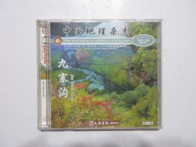 《中国地理杂志 九寨沟 VCD》，全2盘，视频呈现了九寨沟奇幻风光的全貌，此片由广州大圣文化传播有限公司、上海俏佳人文化传播有限公司联合制作，贵州东方音像出版社出版。全新库存，封面贴镭射防伪标志，外盒及碟片全新全品，碟片已试，播放流畅。内容包括：盆景滩-苇海、火花海-龙海、树正群海-虎海、犀牛海-日朗瀑布、镜海-珠滩、五花海-猫海、箭竹海-鹅海、芳草海-始森林、季节海-彩池、长海-如沟