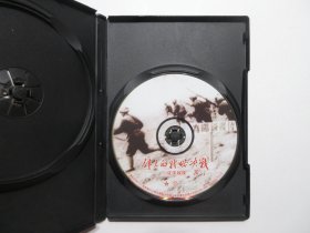 《大决战》(即《伟大的战略决战—辽沈、平津、淮海战役》)，军事文献纪录片，DVD全3盘，军事科学院、八一电影制片厂于1987年联合制作、1988年全国上映，片名《伟大的战略决战》由邓小平题写，中国三环音像社出版发行。此片全面回顾了解放战争三大战役的全过程，本片采用的我军战场音像资料系战争时期各战区战地摄影队所摄，非常珍贵。全新库存，外封套、三个塑盒及碟片全新全品，碟片已试，播放流畅(见图)
