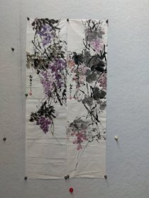 阴澍雨国画 花鸟 50*53 36*138*3件 阴澍雨 当代中青年实力派学者型书画家 中国艺术研究院国画院一级美术师，研究生院美术与书法系主任，助理研究员。《美术观察》栏目主持。 2000年毕业于中国美术学院中国画系花鸟专业，获学士学位。 2005年毕业于中央美术学院中国画系，获硕士学位。 2011年毕业于中央美术学院造型艺术研究所，获博士学位。