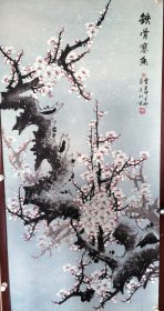 师百卉 国宾画家 大校画家 精品梅花 67*136cm 红梅 师百卉，原名李金兰。1941年生人，河北白洋淀人。国宾画家，中国人民解放军海军大校画家，国家一级美术师。中国书画印研究院、中国剑光书画院副院长，中国历史博物馆客座教授，中国文联书画艺术中心画家、大型活动部主任，中国书法家协会海外交流中心副主席，中国美术家协会会员，中国书画家协会理事，北京书画研究社研究员。师从王雪涛、白雪石、李颖等。