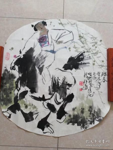 （终身保真）韩静霆 国画 66x66cm作品 议价
韩静霆，中国电影编剧、作家、画家。1968年毕业于中国音乐学院民族器乐系，专攻二胡琵琶。1973年应征入伍，历任北京军区炮兵政治部干事，军委空军政治部文艺创作室创作员、副主任、主任，现为空军文艺创作室主任，一级作家，文职将军。中国作协全委会委员、中国美术家协会会员、农工民主党东方书画社社长。