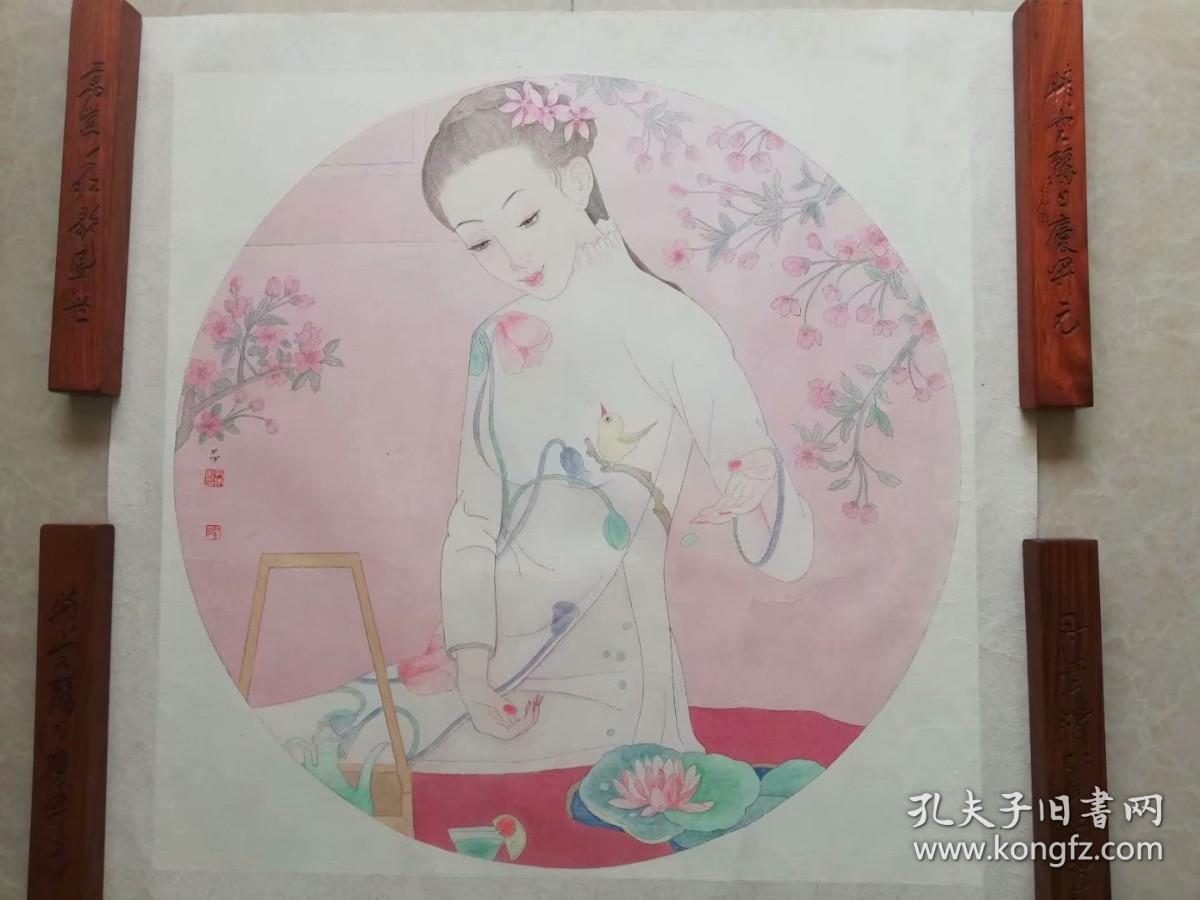 （终身保真）尹伊 国画 68x68cm作品 议价 
尹伊，女，出生于江苏省南通市。南京师范大学美术学院艺术硕士，宿迁高等师范艺术系讲师，中国美术家协会会员，江苏省书法家协会会员，江苏省文联书画研究中心研究员，中国当代女子画会江苏分会会员，艺评网合作艺术家。