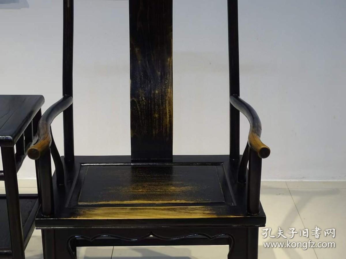 46_大官帽椅   三件套
       材质   榆木
椅子尺寸  总高120/坐高48座面62/50厘米，
     品相完好，完整牢固，包浆一流！
      特价  出售！