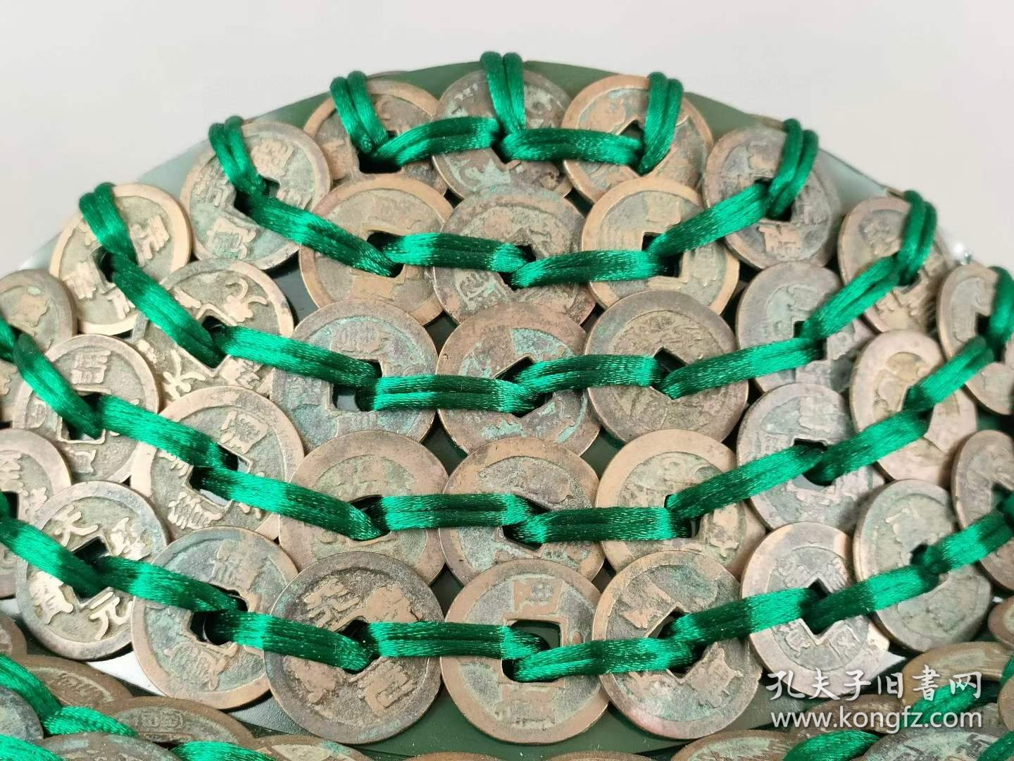 17_北宋老铜钱元宝！
手工打造，用550个老铜钱编织而成，做工精致，品相一流。收藏摆放佳品……