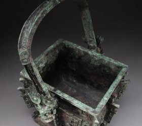 旧藏，青铜兽面纹方提梁卣