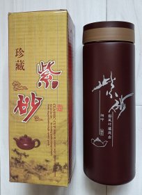 紫砂茗杯：珍藏。茶为饮，和气重千金。雨润半瓯归乐境，风生七碗得知音，茶友一家亲。