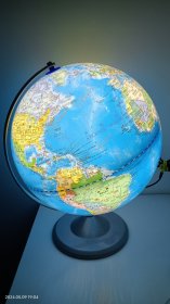 标准教学地球仪，球体直径30厘米，LED白光灯，金属底座，湖南地图出版社出版。
