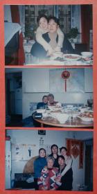 老照片：1998年元旦，哈尔滨美女喝酒，彩电、冰箱、啤酒筐，12.7X8.7厘米