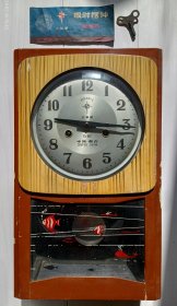 北极星报时摆钟，山东烟台木钟厂，1983年3月23日出厂，15天上条一次，说明书。高45.2、宽26.5、厚10.5厘米。重近3公斤。