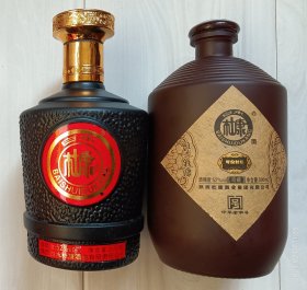 酒瓶2只：白水杜康酒，年份封坛，52度500mL，陕西白水杜康酒业有限责任公司。