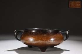 明 精铸铜胎错银丝夔凤纹鋬耳炉 【规格】高8cm 口径12.6cm 腹径15.2cm 耳距20.5cm 重1.8公斤 【款识】石叟