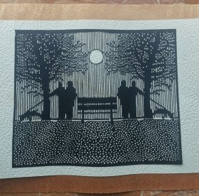 剪纸 对称 人物树影 月亮 黑色剪纸 纯手工制作 外国欧洲风格 剪纸本身尺寸 35x26cm 细节精美 稀有版本 未装框 已黏贴在底衬纸上 透明塑料纸袋包装 送外国人特色礼品 民间艺术品 中国特色文化礼品 装饰画挂画