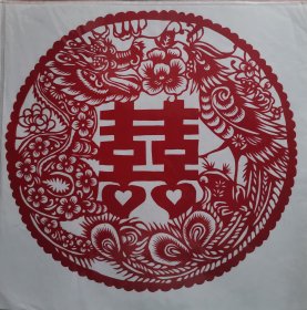喜字剪纸 龙凤呈祥双喜字剪纸 纯手工制作 剪纸本身尺寸35x35CM 未装框 透明塑料纸袋包装 全新 无变色 送外国人特色礼品 民间艺术品 中国特色文化礼品