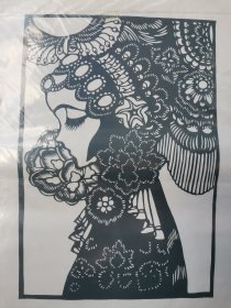 京剧人物肖像剪纸 黑色剪纸 侧影剪纸 纯手工制作 剪纸本身尺寸 29x19 cm 细节精美 稀有版本 未装框 透明塑料纸袋包装 送外国人特色礼品 民间艺术品 中国特色文化礼品
