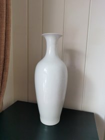 纯白瓷瓶