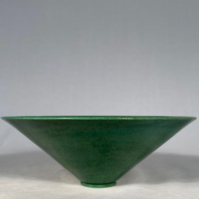 定窑绿釉刻花卉纹斗笠碗，高6.5直径18cm，