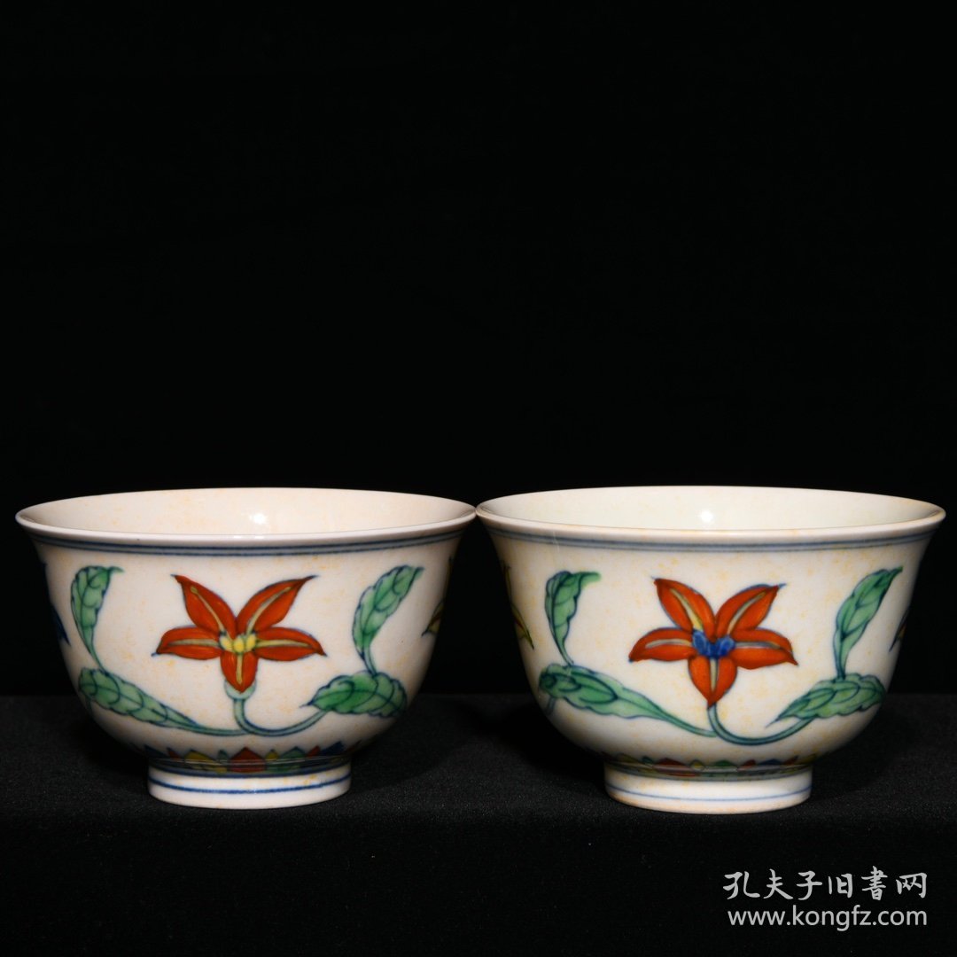 明成化斗彩花卉纹杯，高5cm直径8.2cm