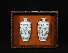 清雍正年制斗彩福寿纹梅瓶一对，高19×9.5厘米