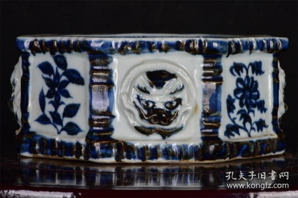 青花花卉纹浮雕兽首八棱洗 
规格：6x14x14厘米