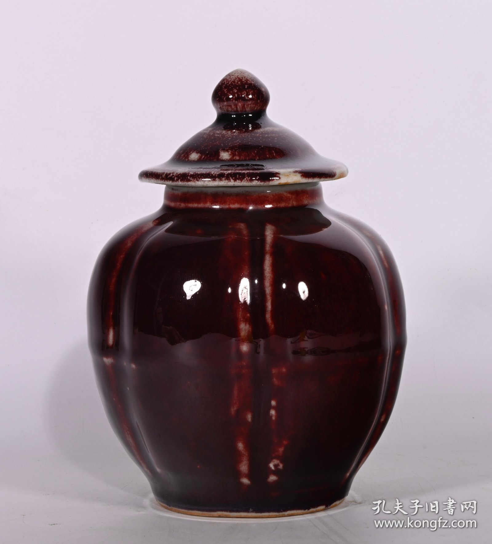 元祭红釉瓜棱盖罐，高14×10.5厘米