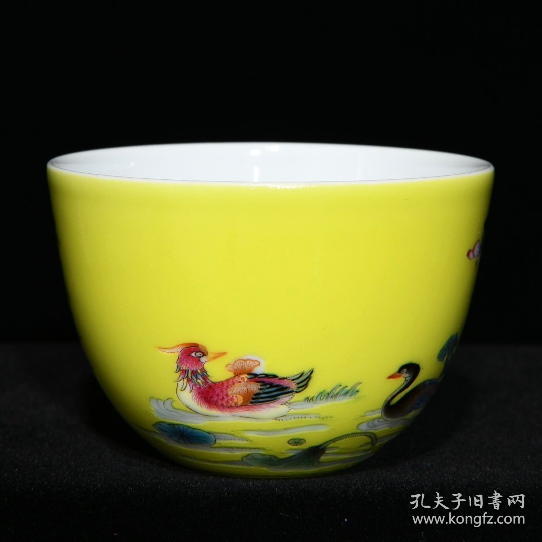 乾隆黄地粉彩鸳鸯戏莲纹杯，高4.8cm直径7cm