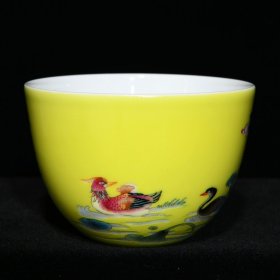 乾隆黄地粉彩鸳鸯戏莲纹杯，高4.8cm直径7cm